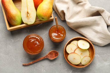 Cam kavanoz ve armut reçeli. Gri masa üzerinde ahşap kutu.