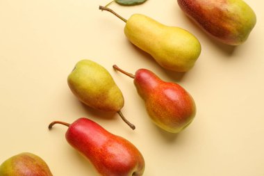 Sarı zemin üzerinde olgun armutlar