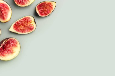 Yeşil arkaplanda taze incir kes