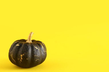 Sarı arka planda siyah boyalı balkabağı