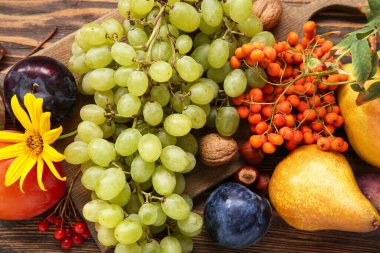 Ahşap arka planda farklı taze meyveleri olan tahta.