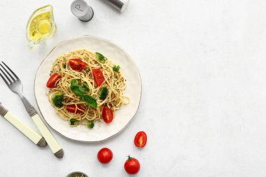 Brokoli ve domatesli lezzetli bir makarna.