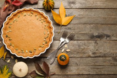 Ahşap zemin üzerinde lezzetli balkabağı turtası olan fırın tabağı