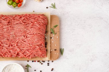 Beyaz arka planda baharatlı taze kıyma tahtası.