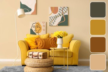 Masasında narsist çiçekleri ve oturma odasında sarı kanepesi olan bir vazo. Farklı renk desenleri