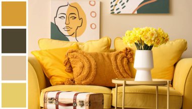 Masasında narsist çiçekleri ve oturma odasında sarı kanepesi olan bir vazo. Farklı renk desenleri