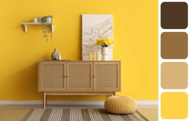 Oturma odasındaki sarı duvarın yanında nergis çiçekli çekmeceler. Farklı renk desenleri