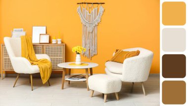 Oturma odasının içinde beyaz koltuklar ve narsist çiçeklerle dolu bir masa. Farklı renk desenleri