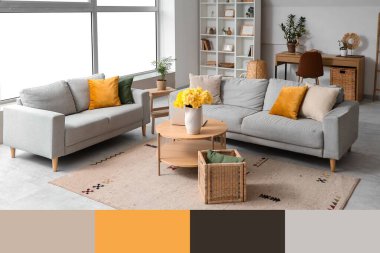 Gri koltukları ve sarı narsisli çiçekleri olan oturma odasının içinde. Farklı renk desenleri