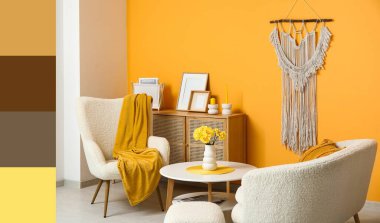 Oturma odasının içinde beyaz koltuklar ve narsist çiçeklerle dolu bir masa. Farklı renk desenleri