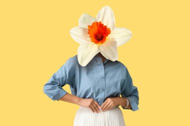 Sarı arka planda kafası yerine narsistli genç bir kadın.