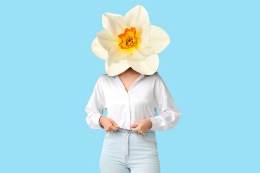 Açık mavi arka planda kafası yerine narsistli genç bir kadın.