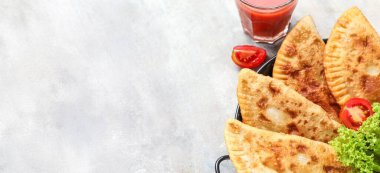 Hafif arkaplanda lezzetli cheburekler ve metin için yeri olan kızartma tavası