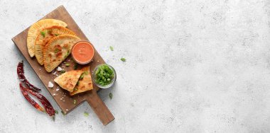 Hafif grunge arkaplan üzerinde lezzetli chebureks ile ahşap tahta metin için alan