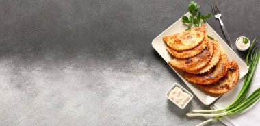 Grunge arkaplan üzerinde lezzetli chebureks tabaka metin için yer ile