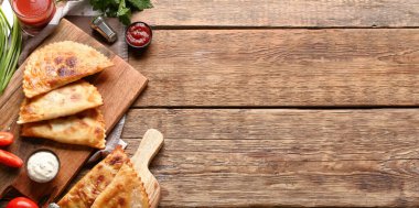 Ahşap zemin üzerinde lezzetli chebureks, sos ve domates suyu ile kesme tahtaları