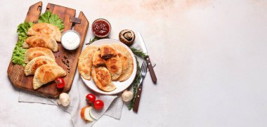 Açık arkaplanda leziz et börekleri ve metin için boşluk