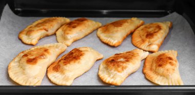 Lezzetli et börekleri fırında, yakın plan.