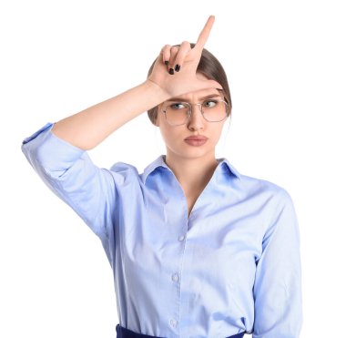 Genç iş kadını beyaz arka planda ezik jesti gösteriyor.