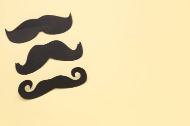 Renkli arka planda siyah kağıt bıyıklar.