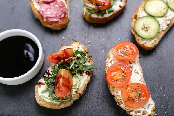 Lezzetli sandviçli tahta, yakın plan.