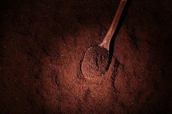 Kahve tozlu kaşık, yakın çekim.