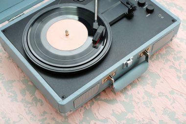 Grunge arka planında vinil diski olan kayıt oynatıcı, kapat
