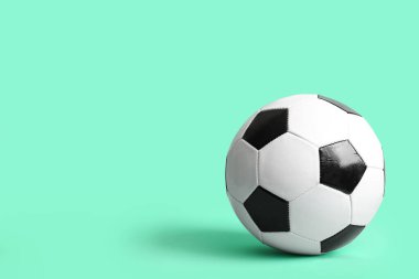 Turkuaz zemin üzerinde futbol topu