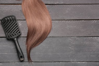 Koyu ahşap arka planda fırçalı kahverengi saçlı