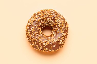 Bej arka planda çikolatalı tatlı çörek.