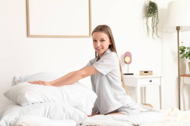 Güzel genç bir bayanın sabah yatak odasında