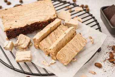 Işık arkaplanındaki lezzetli mermer halkayla şebeke