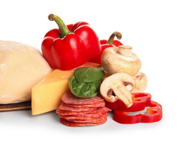 Beyaz arka planda pizza hazırlamak için taze malzemeler