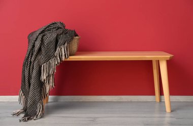 Burgonya duvarının yanındaki masada yeni yumuşak bir battaniye var.