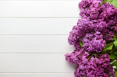 Açık ahşap arka planda güzel leylak çiçekleri