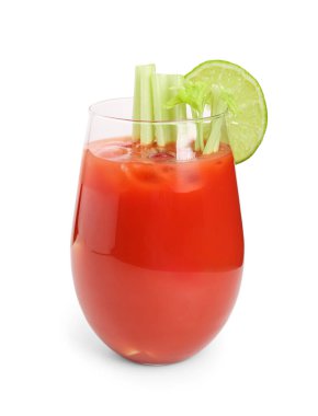 Beyaz arka planda kereviz ve limonlu bir bardak Bloody Mary.