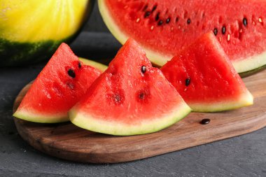 Taze karpuz parçaları olan tahta, yakın plan.