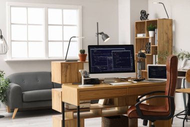 Programcı işyerine sahip modern ofisin içi