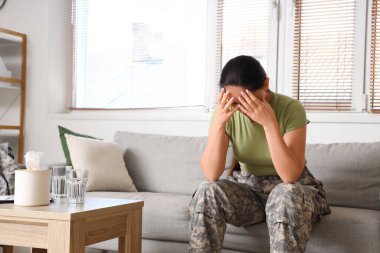 Stresli kadın asker psikologun ofisinde oturuyor.