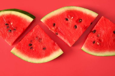 Kırmızı arka planda taze karpuz parçaları