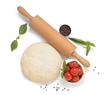 Beyaz arka planda pizza hazırlamak için ham hamur ve malzemeler