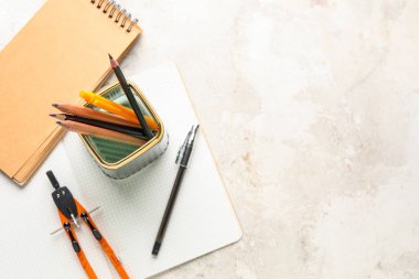 Açık arkaplanda kırtasiye malzemesi olan kompozisyon