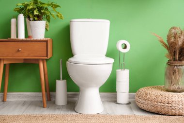 Tuvaleti ve masası olan bir tuvalet.