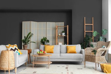 Masada elmalar ve kanepeler olan modern oturma odasının içinde.