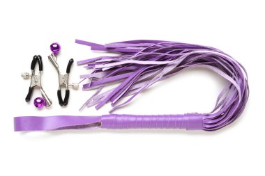 Mor meme ucu kıskaçları ve beyaz arka planda seks dükkanından kırbaç.