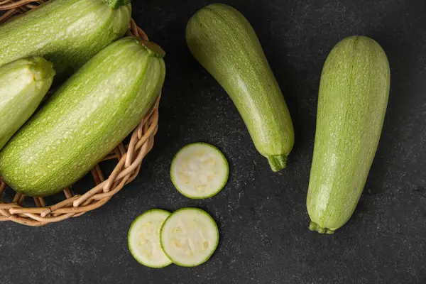 Siyah arka planda taze kabaklı hasır sepet.