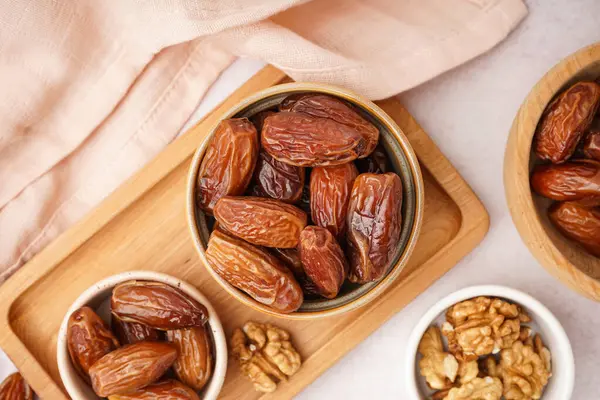 Kurumuş kase ve arka planda fındık.