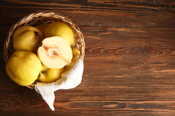 Ahşap arka planda tatlı olgun bıldırcınlar olan hasır kase.