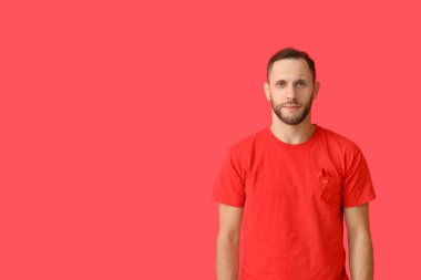 Kırmızı kurdeleli genç bir adam. AID farkındalık kavramı