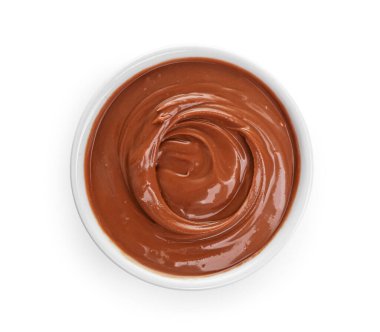 Beyaz arka planda bir kase lezzetli erimiş çikolata.